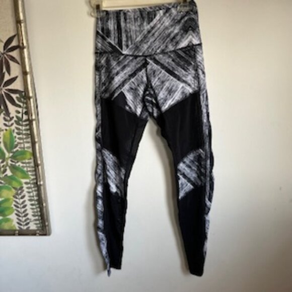 Lululemon Full Length Leggings with Mesh Panels Women's 6 - Picture 1 of 7